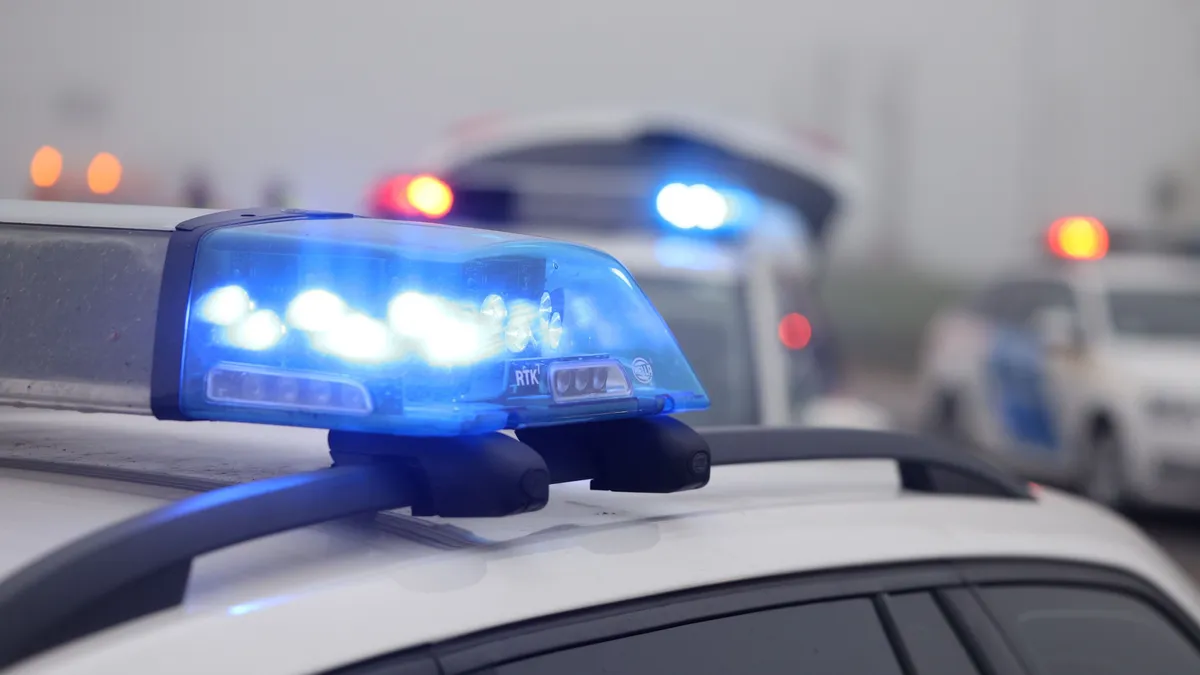 Részegen hajtott a szalagkorlátnak a 14 éves anya: a kocsiban senki nem használta a biztonsági övet, a baba kirepült az ülésből