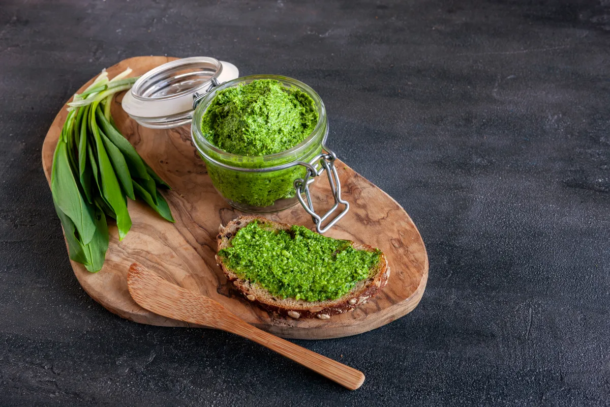 Medvehagyma pesto sajt nélkül üvegben