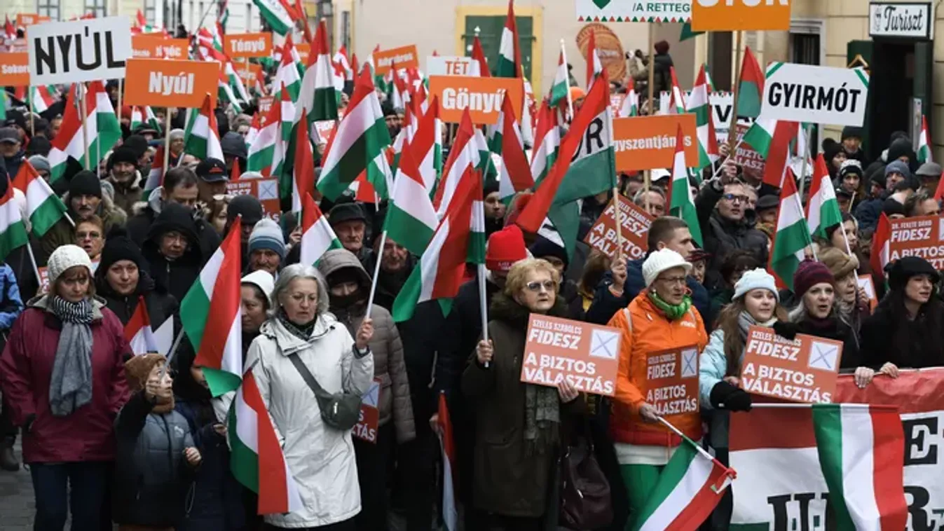 Hiába az eső és a hideg: rendíthetetlenül várják Orbán Viktort Győrben – videó