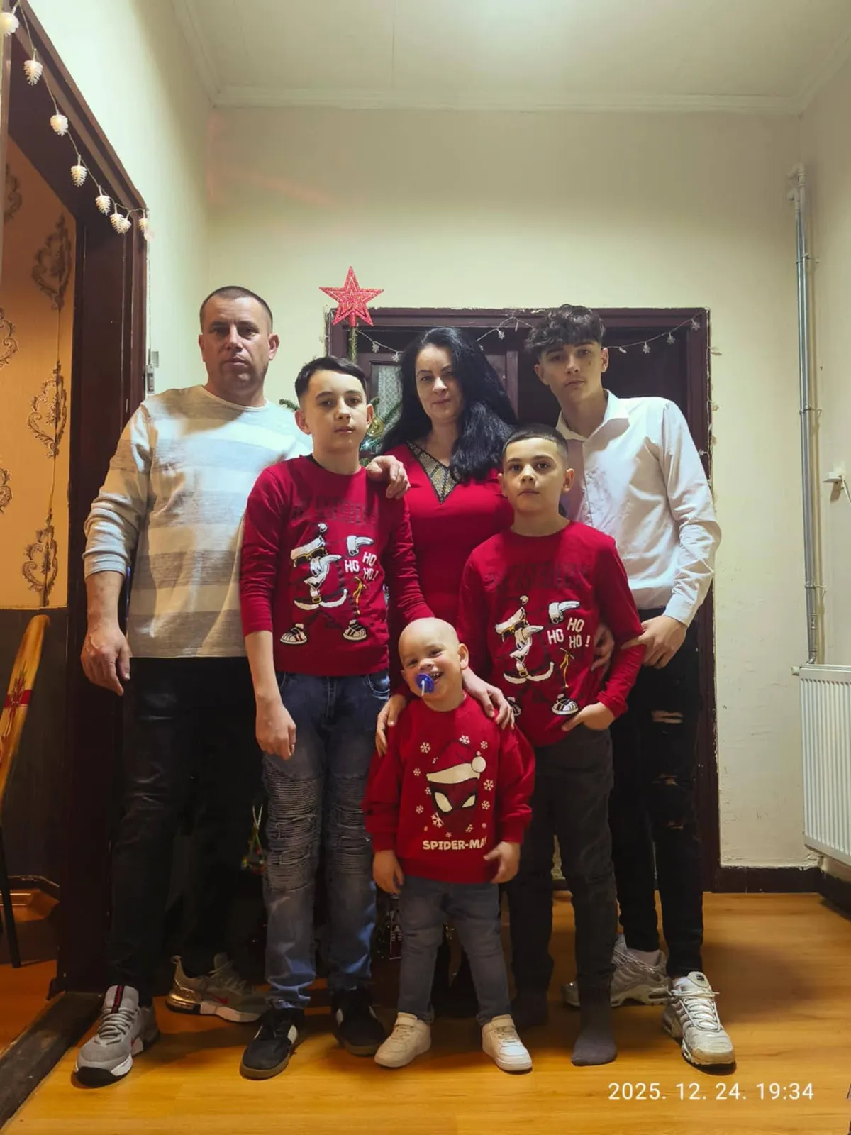 A kis Ádám a családjával /