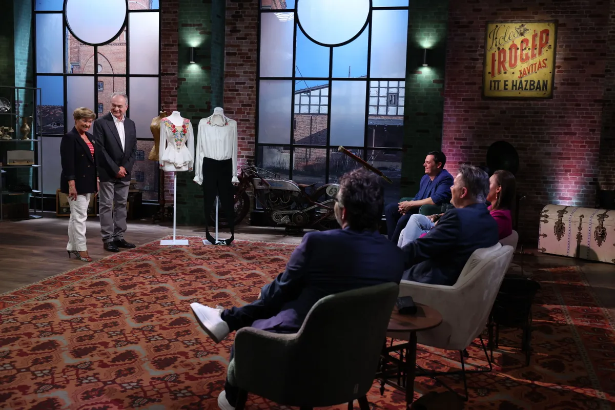 A Kincsvadászok kereskedői lenyűgözve ültek Regőczy Kroisztina és Sallay András tárgyát látva. 