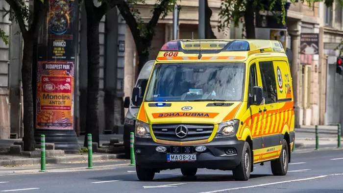 Mentővel ütközött egy autó, gyermek is érintett a balesetben