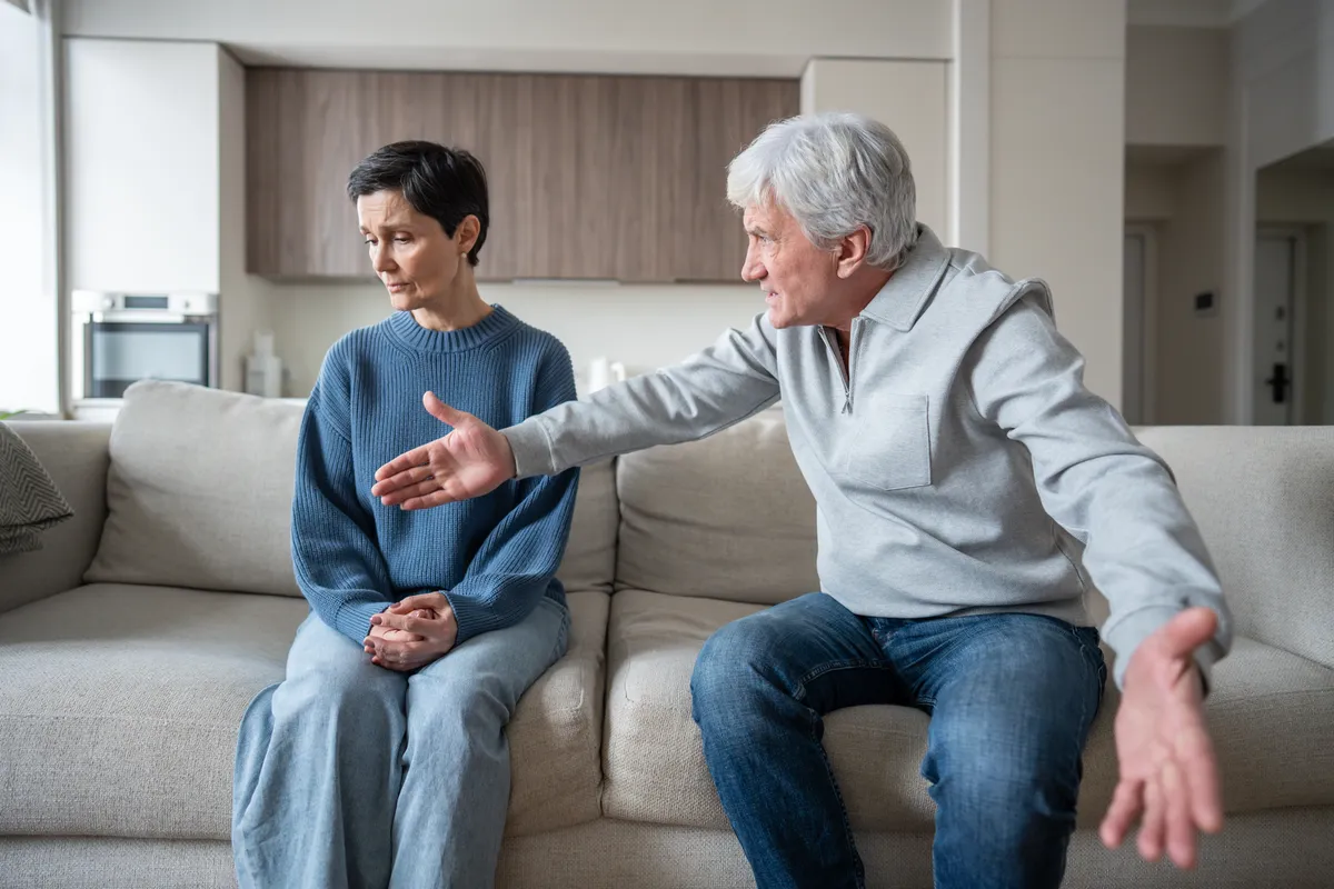 Mérgező rokon kiabál a szomorú nővel a nappaliban.