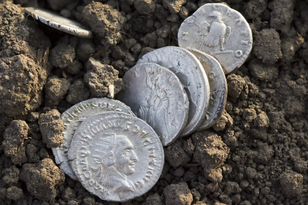 Egy középkori wc-ben talált érmék.