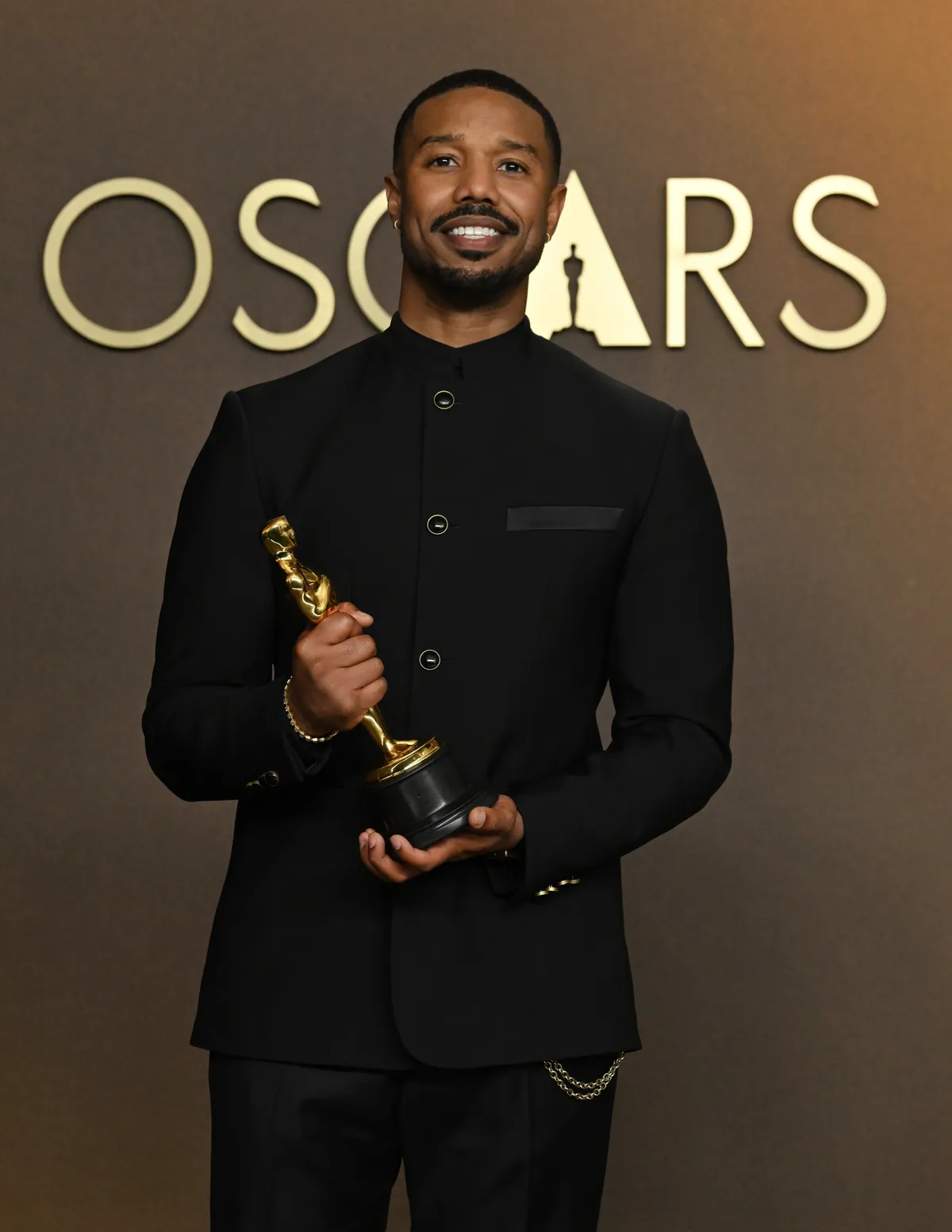Michael B. Jordan a Bűnösök című filmben nyújtott alakításáért megkapta élete első Oscar-díját