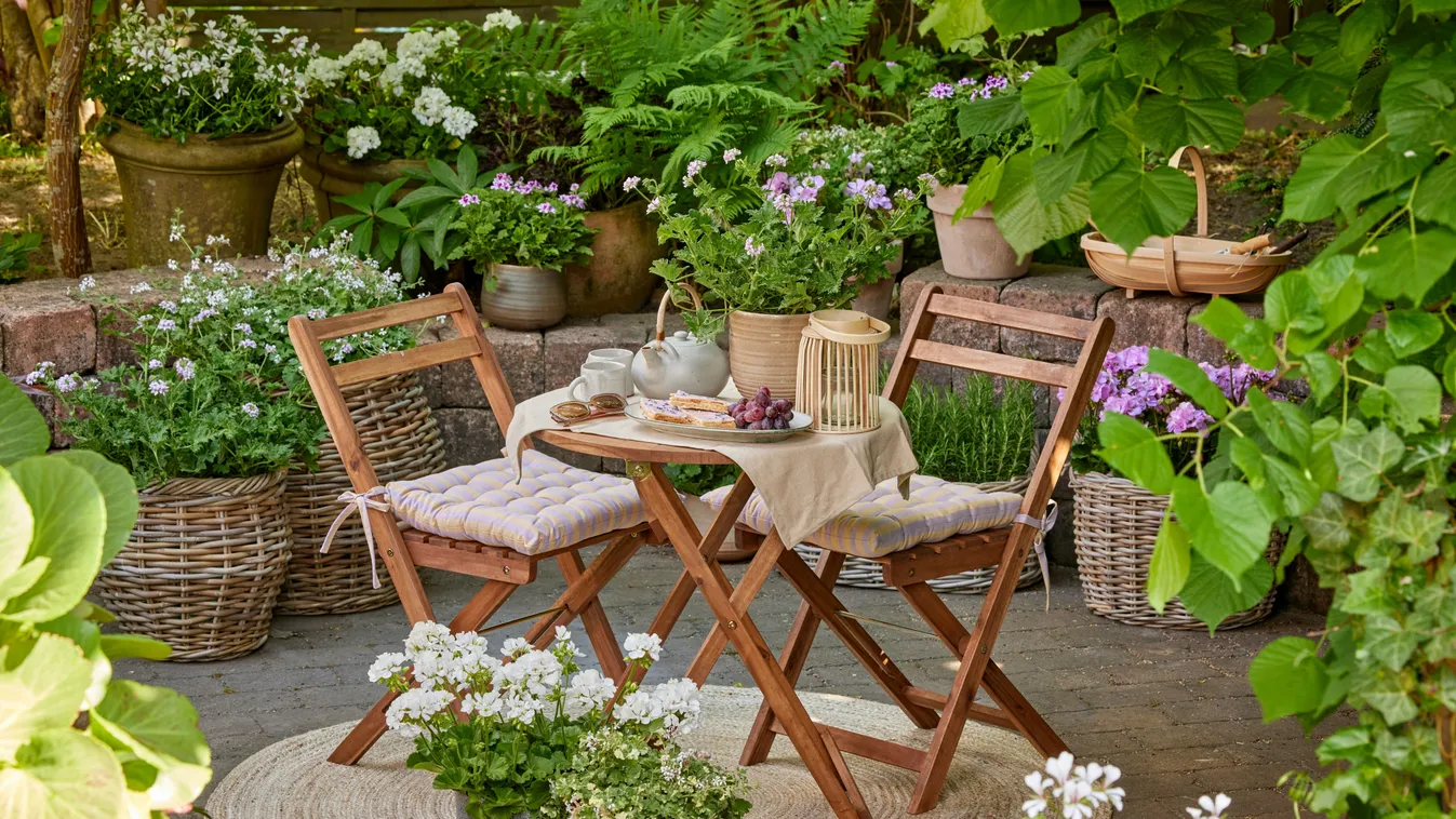 A GardenExpo 2026-os kertrendezése egy fa asztallal és székekkel.