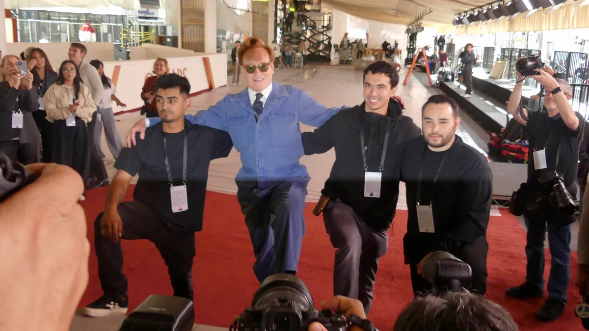 Conan O'Brien kigördíti a 2026-os Oscar-gála vörös szőnyegét.