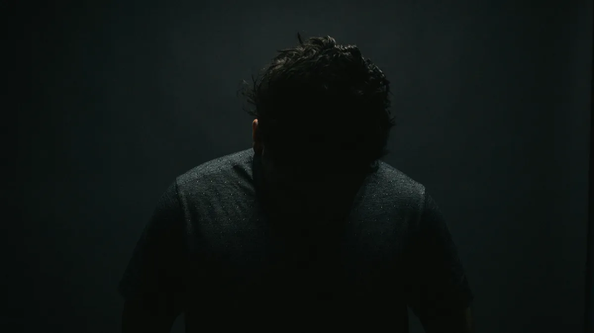 A sármos külső mögött súlyos kényszerbetegség bújik meg: Ruben képes órák alatt letépni a saját szemöldökét