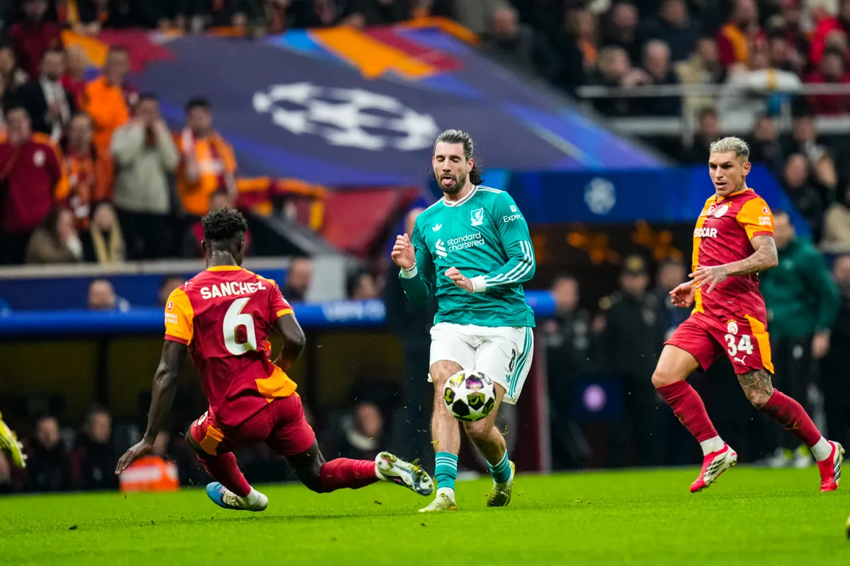 Szoboszlai Dominik (középen) a Galatasaray-Liverpool BL-nyolcadöntőn