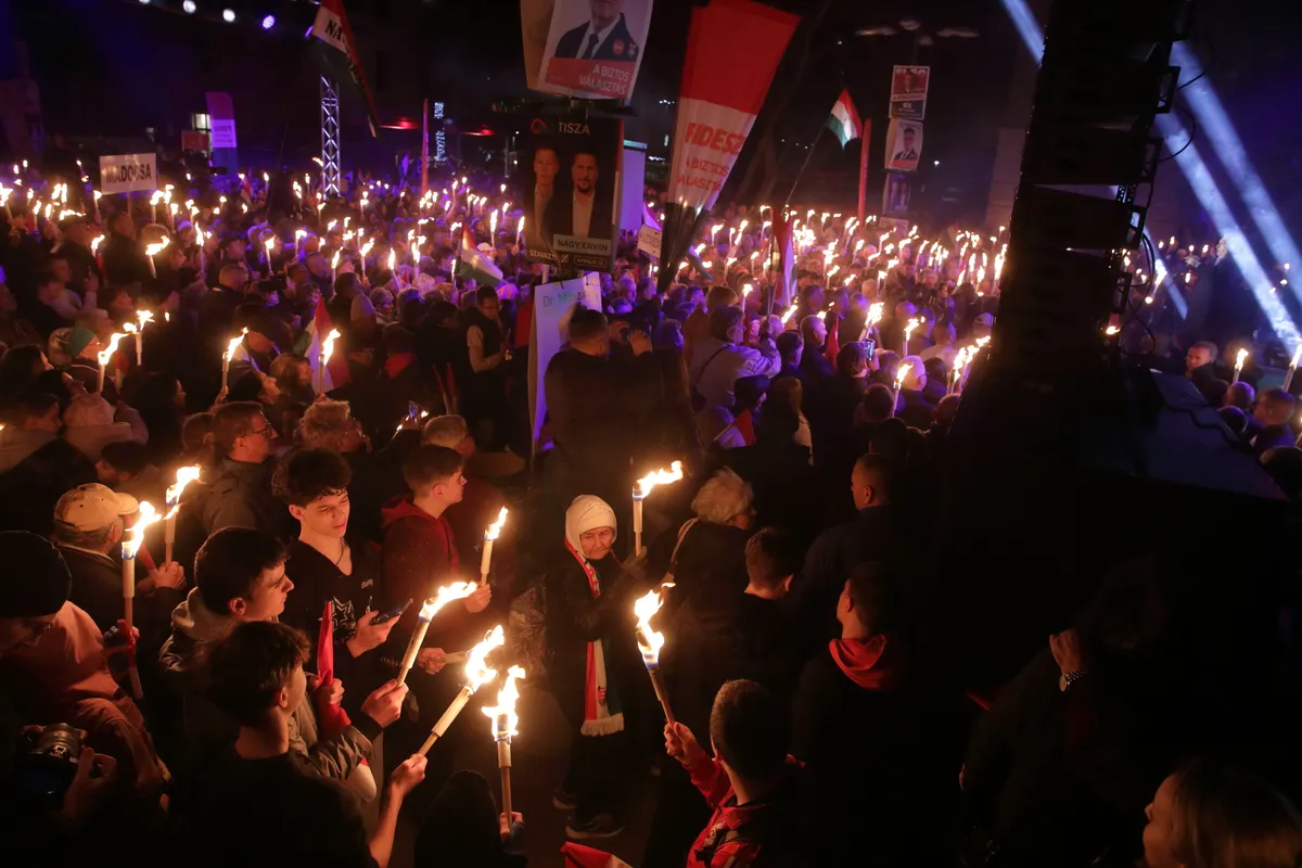 Hatalmas tömeg gyűlt össze Dunaújvárosban. 