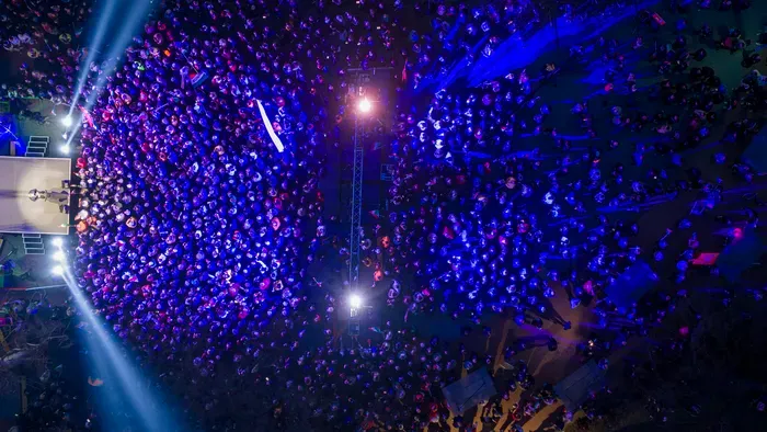 Megjöttek az első drónfelvételek: brutális a tömeg