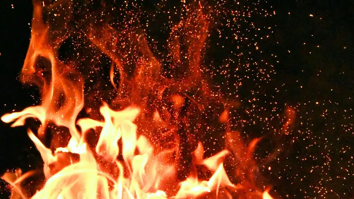 Felcsaptak a lángok a Cserepes utcában, rohantak a tűzoltók