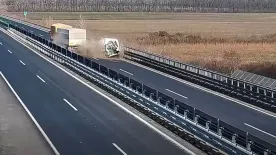 Centiken múlt a tragédia az M4-esen: fékezés nélkül tarolt le egy kisteherautót a kamion