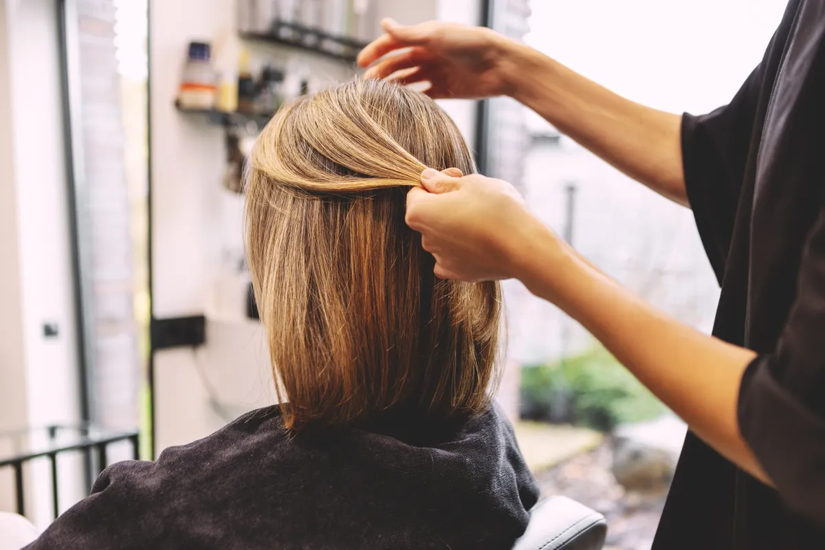Dúsító frizura vékonyszálú hajhoz egy fodrászatban.