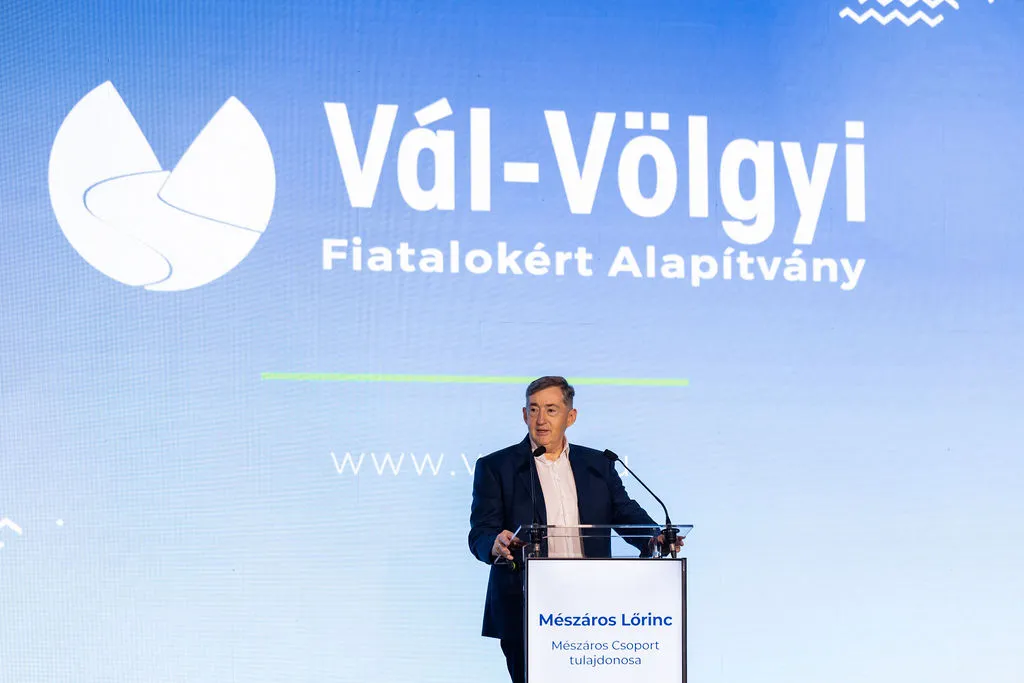 Mészáros Lőrinc beszédet mond.