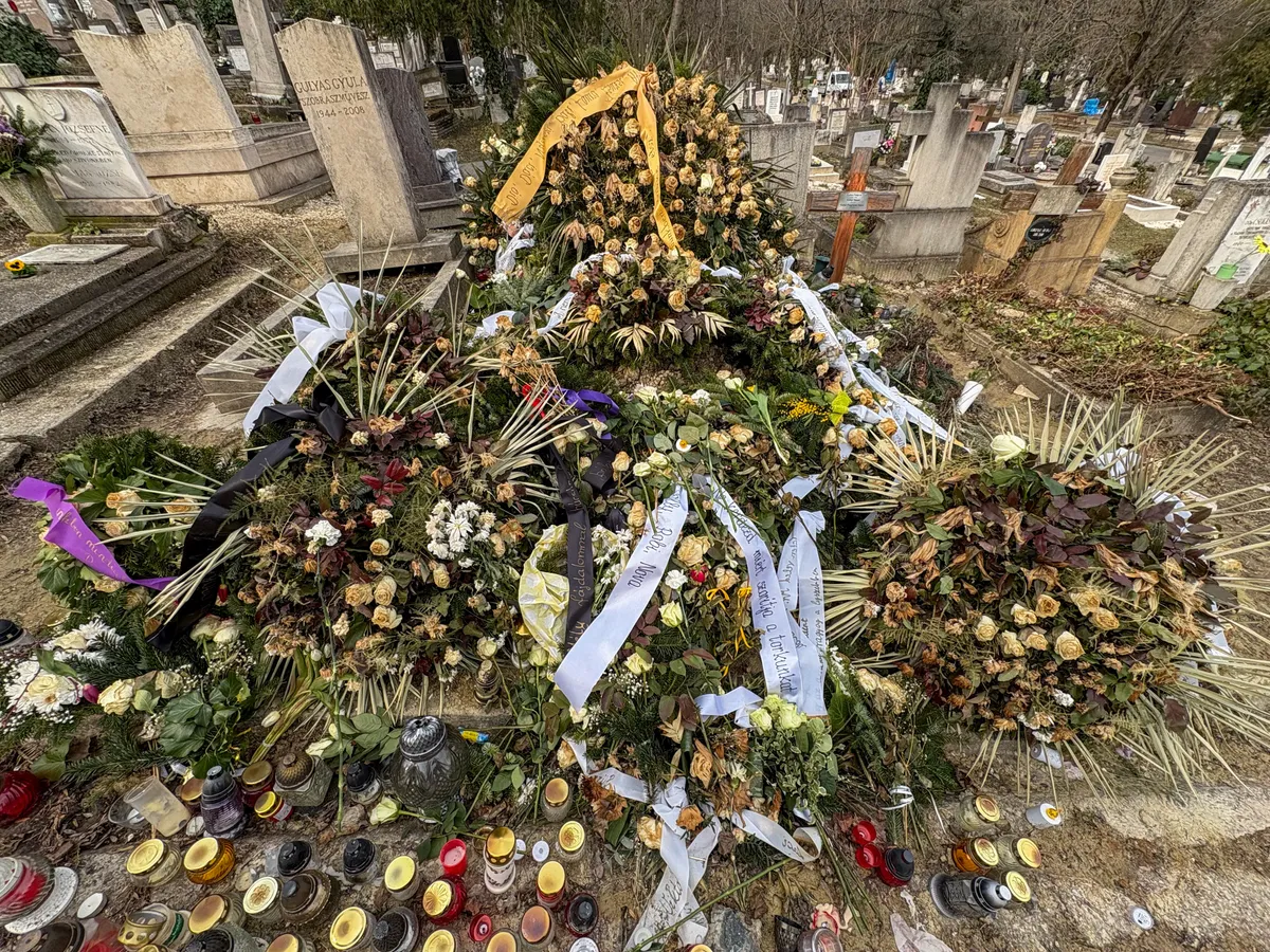 Fenyő Miklós sírja a Farkasréti temetőben található.