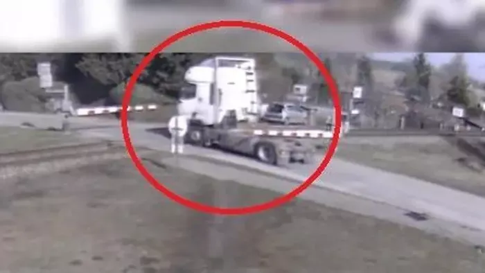 Sokkoló felvétel: letarolt egy kamiont a vonat, halálos áldozat és rengeteg sérült