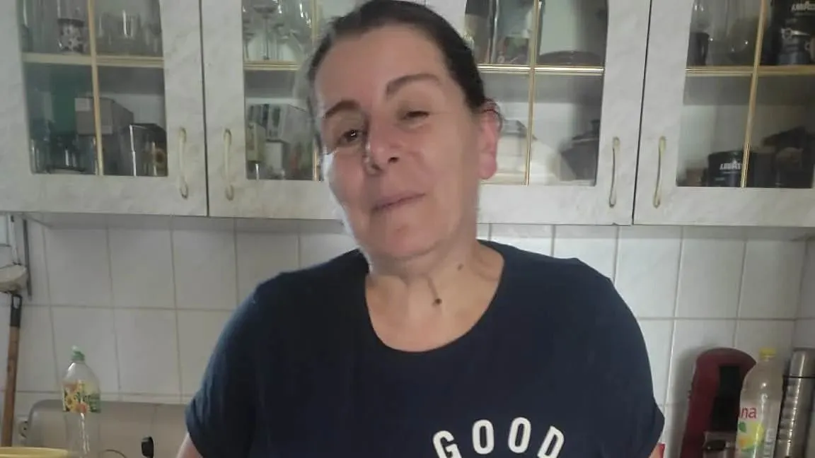 Mónika rejtélyes betegséggel küzd, ami kihat a járására is