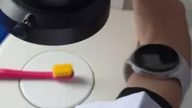Ez garantáltan nem fog tetszeni! Mutatjuk, mi rejtőzik a fogkeféd sörtéi közt!