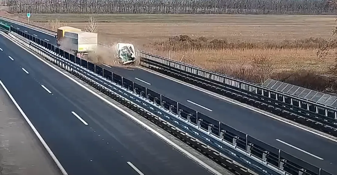 A kamion szinte fékezés nélkül rohant bele a műszaki hibás járműbe az M4-es autóút Kisújszállás felé vezető szakaszán