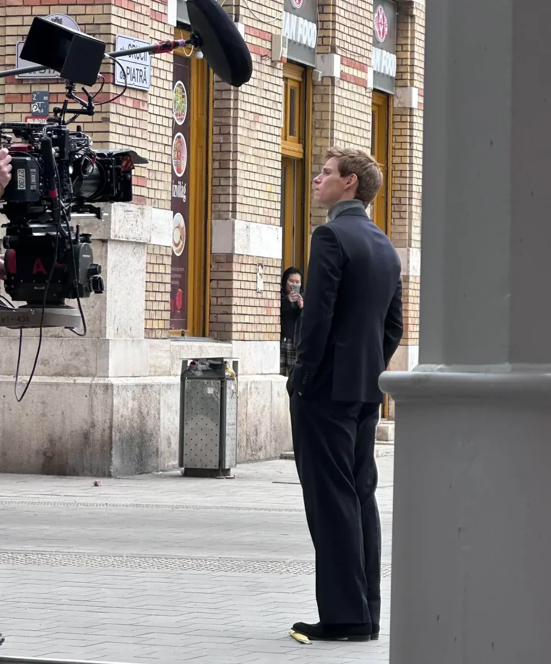 Eddie Redmayne Budapesten, a Rákóczi téren forgat egy jelenetet.