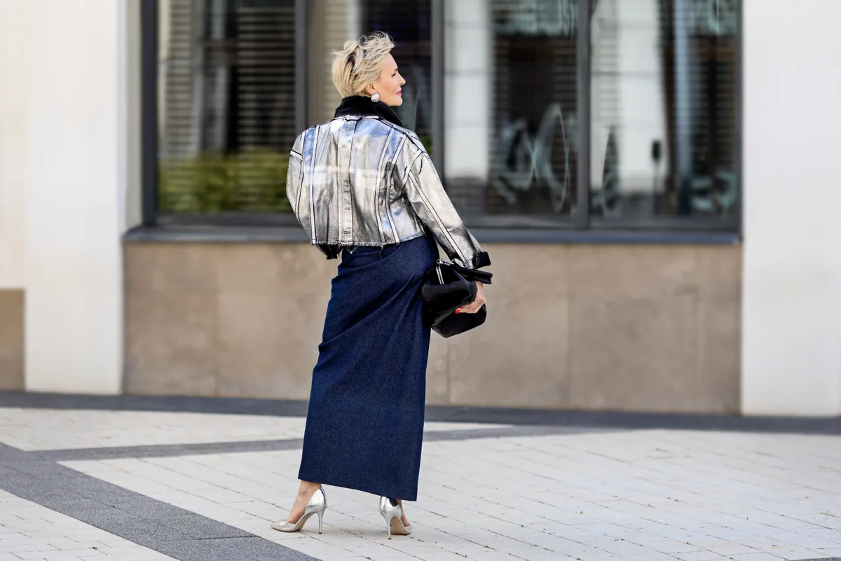 Hosszú szoknyahossz egy divatos nőn.