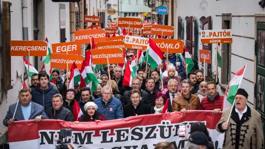 Óriási a tömeg az egri békemeneten