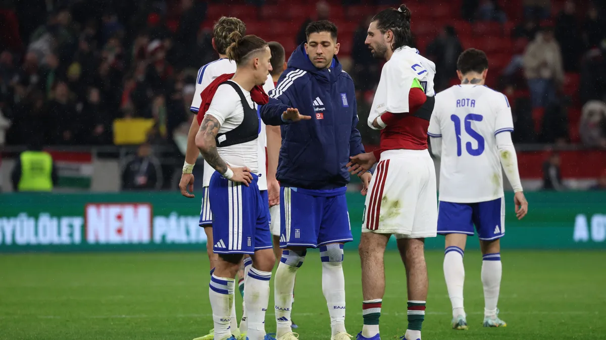 Szoboszlai Dominik és Kosztasz Cimikasz (balra) mezt cseréltek a magyar-görög mérkőzés után