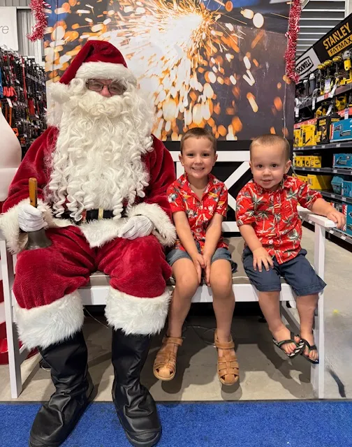 Ausztrál Mikulás két kisfiúval.