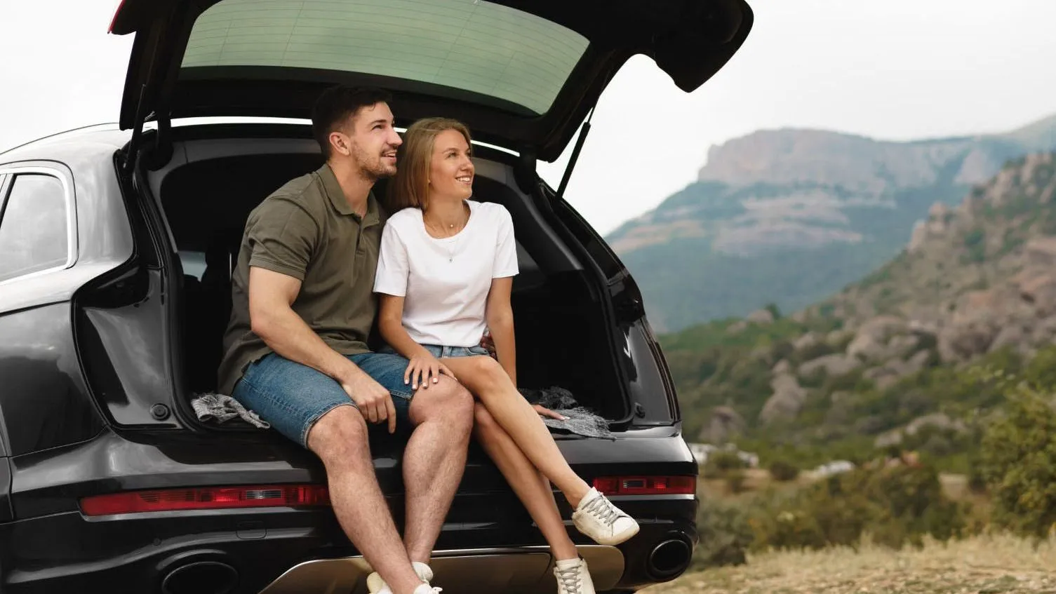 Fiatal pár road tripen