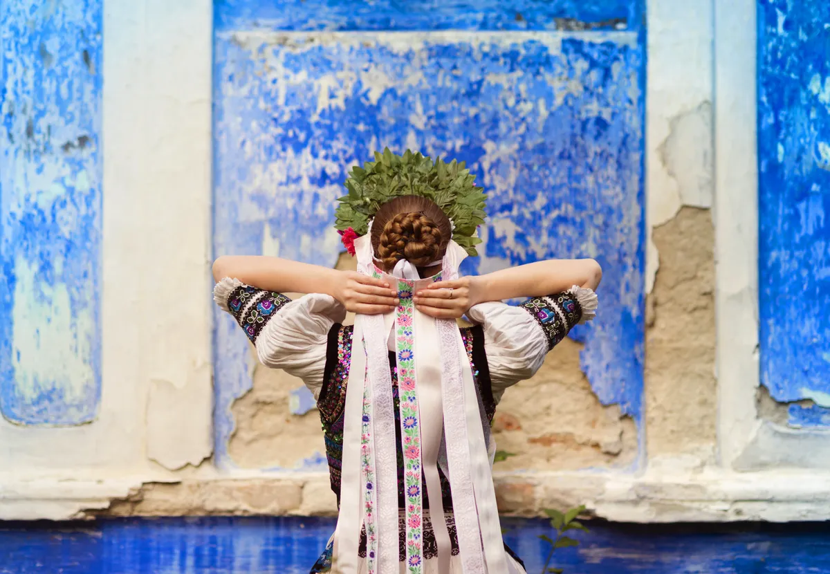 Retró kvízben szereplő pártát viselő, fiatal lány háttal.