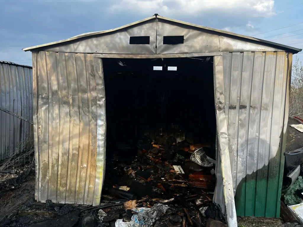 A garázstűz kedden délután keletkezett, a lángok mindent megsemmisítettek