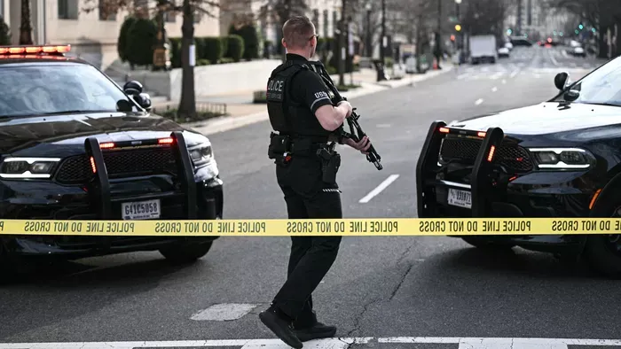 Rendkívüli készültség: autó csapódott a Fehér Ház kapujába