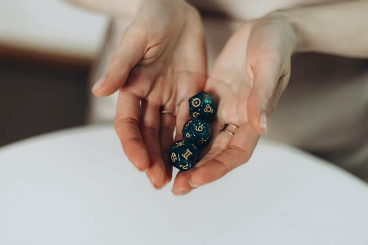 Egy nő a számmisztika szerint dobókockával jósol.