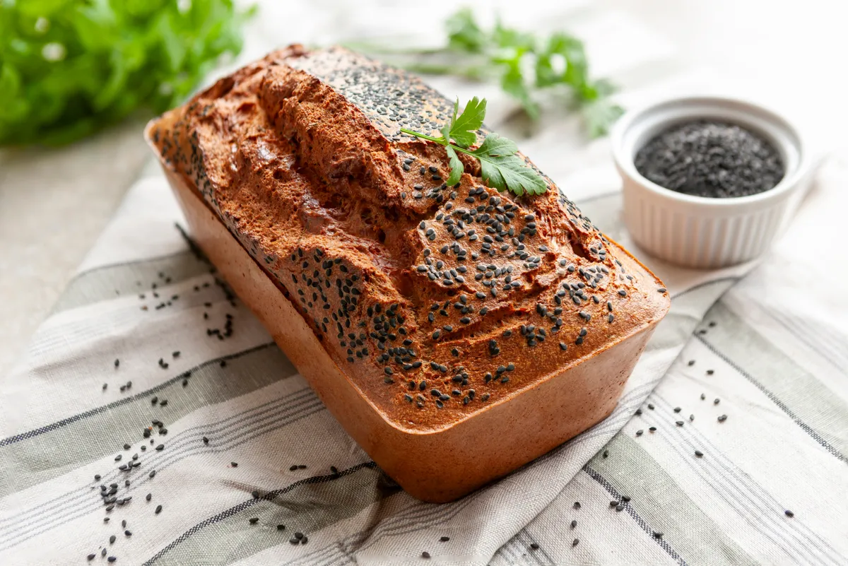 Magokkal szórt diétás házi kenyér recept.