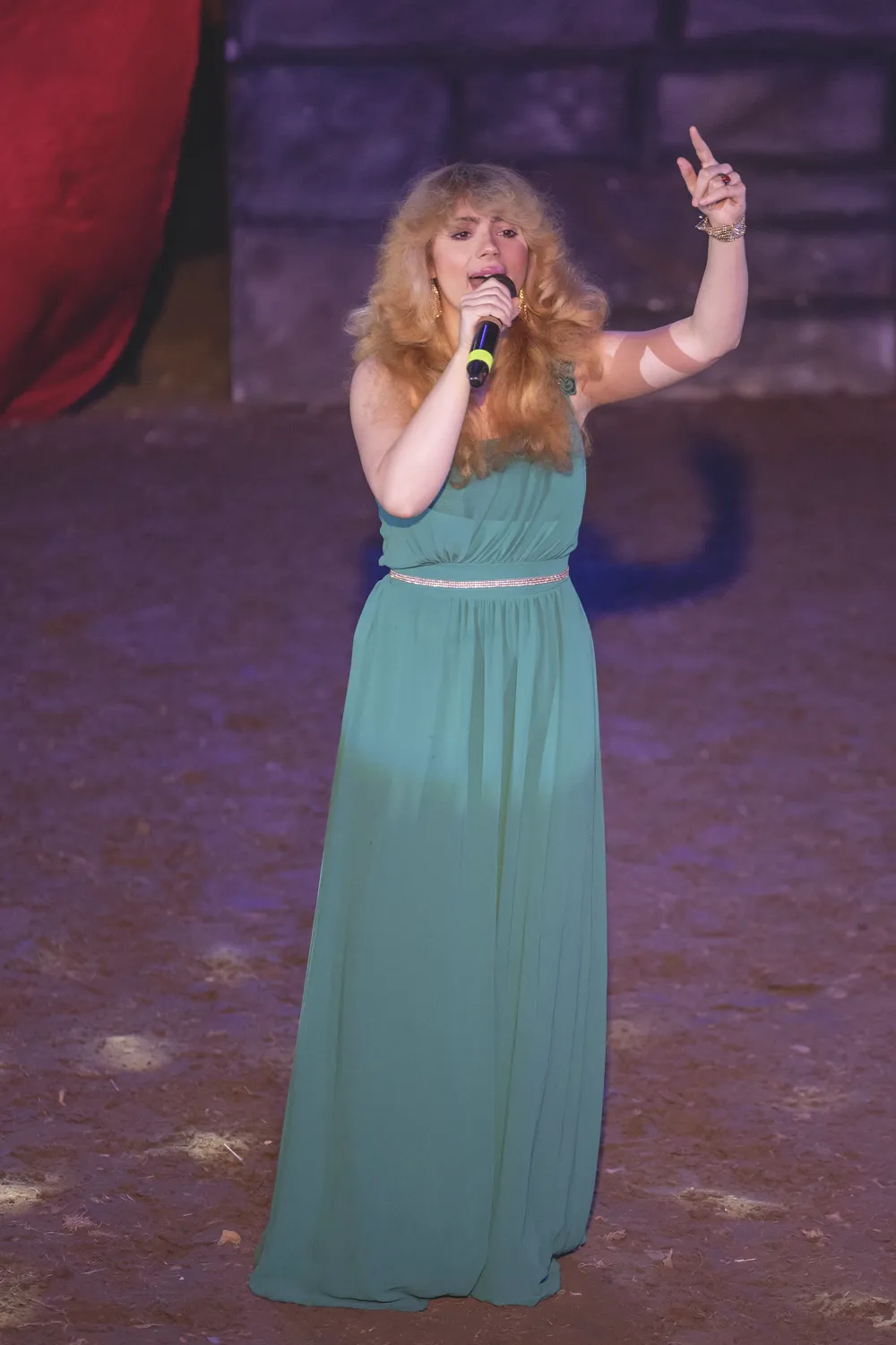 Opitz Barbi két dalt is énekelt az Agárdi Szilvi megsegítésére szervezett jótékonysági gálán. 