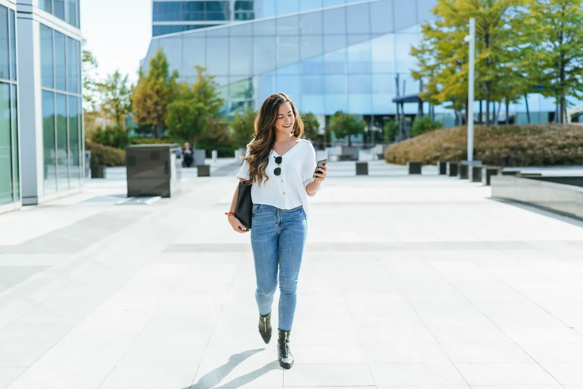 Stílustrükköket alkalmazó fiatal nő.