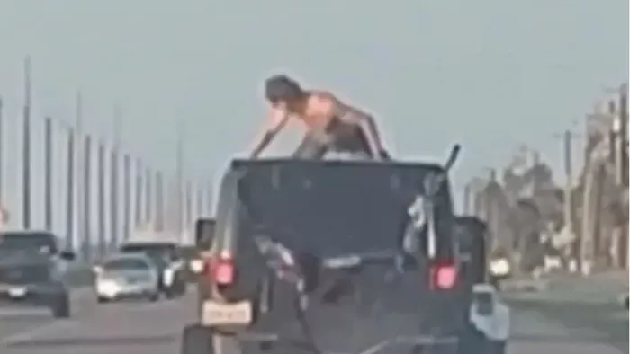 Félmeztelenül táncolt egy diák az autó tetején, elütötték