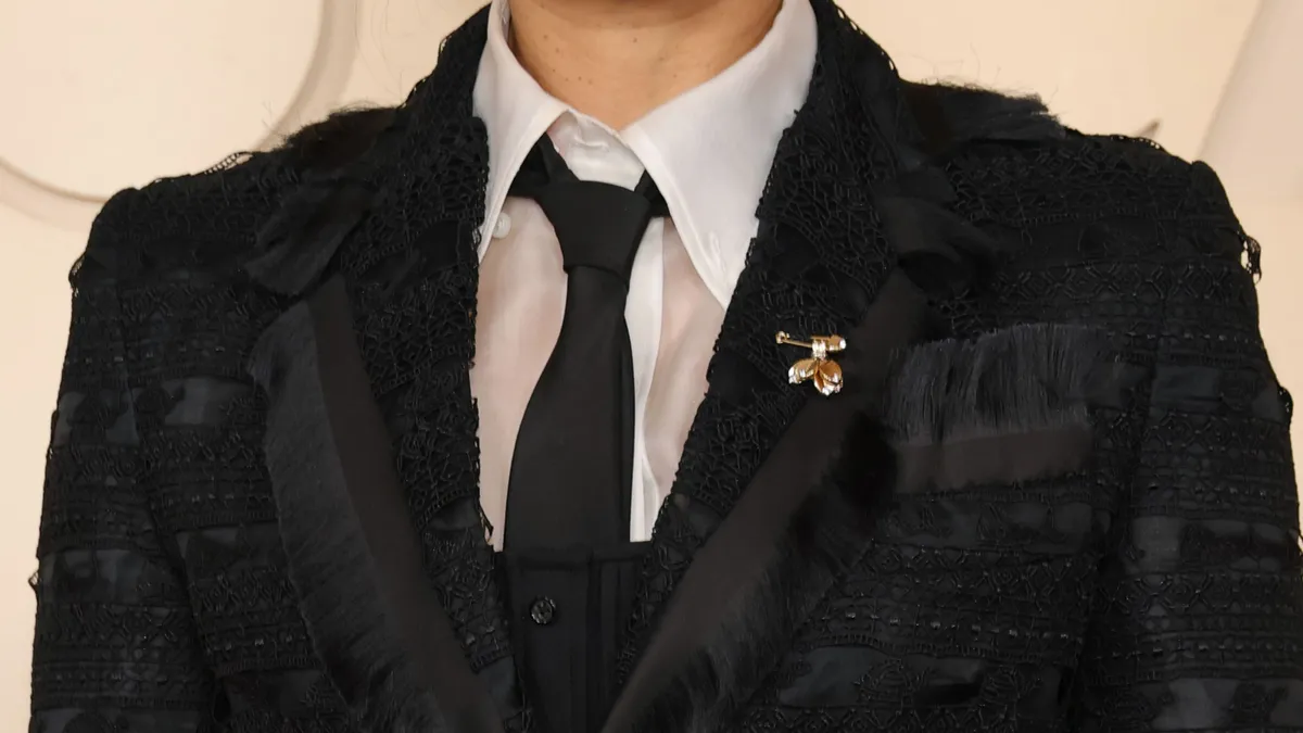 Csinos nő, aki követi a bross viselése során fontos trendet.