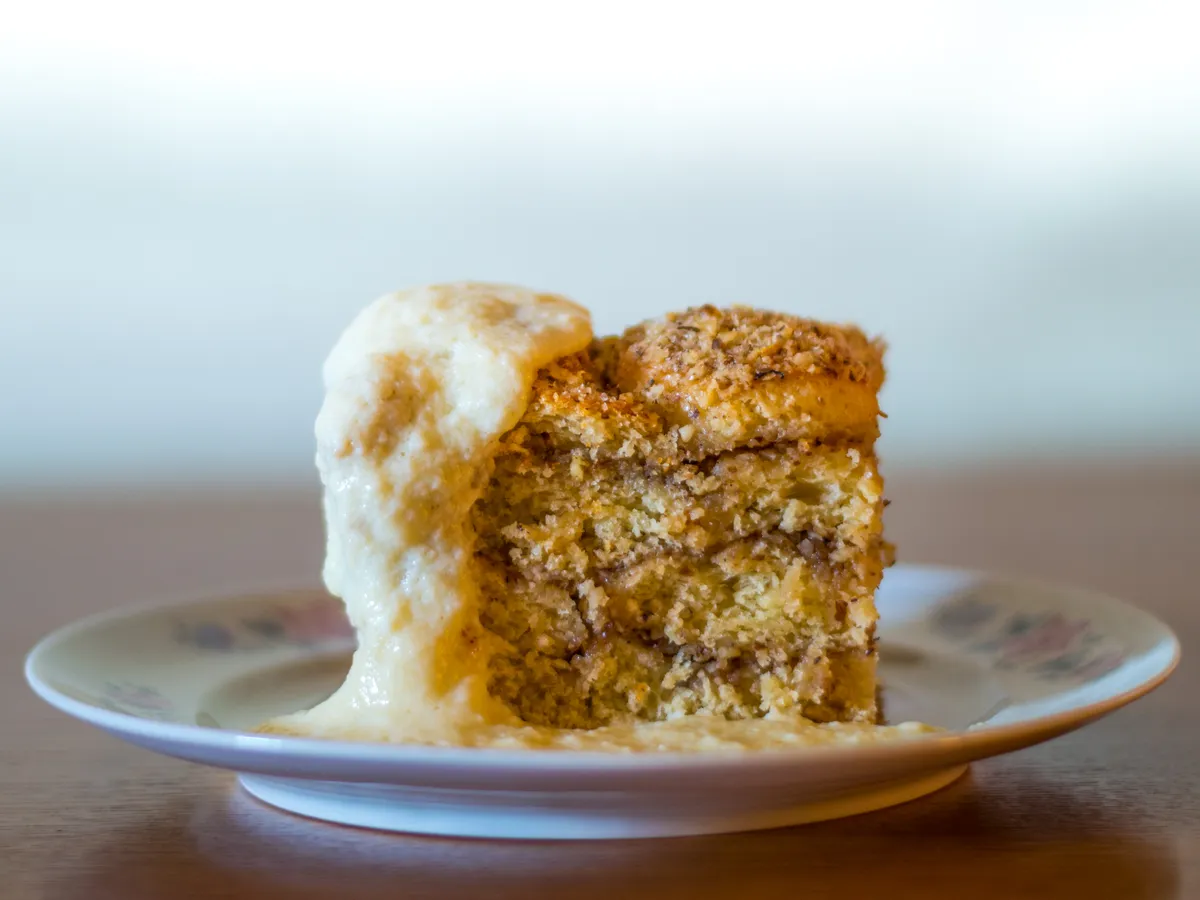 Retró sütemények közül egy szelet aranygaluska a tányéron.