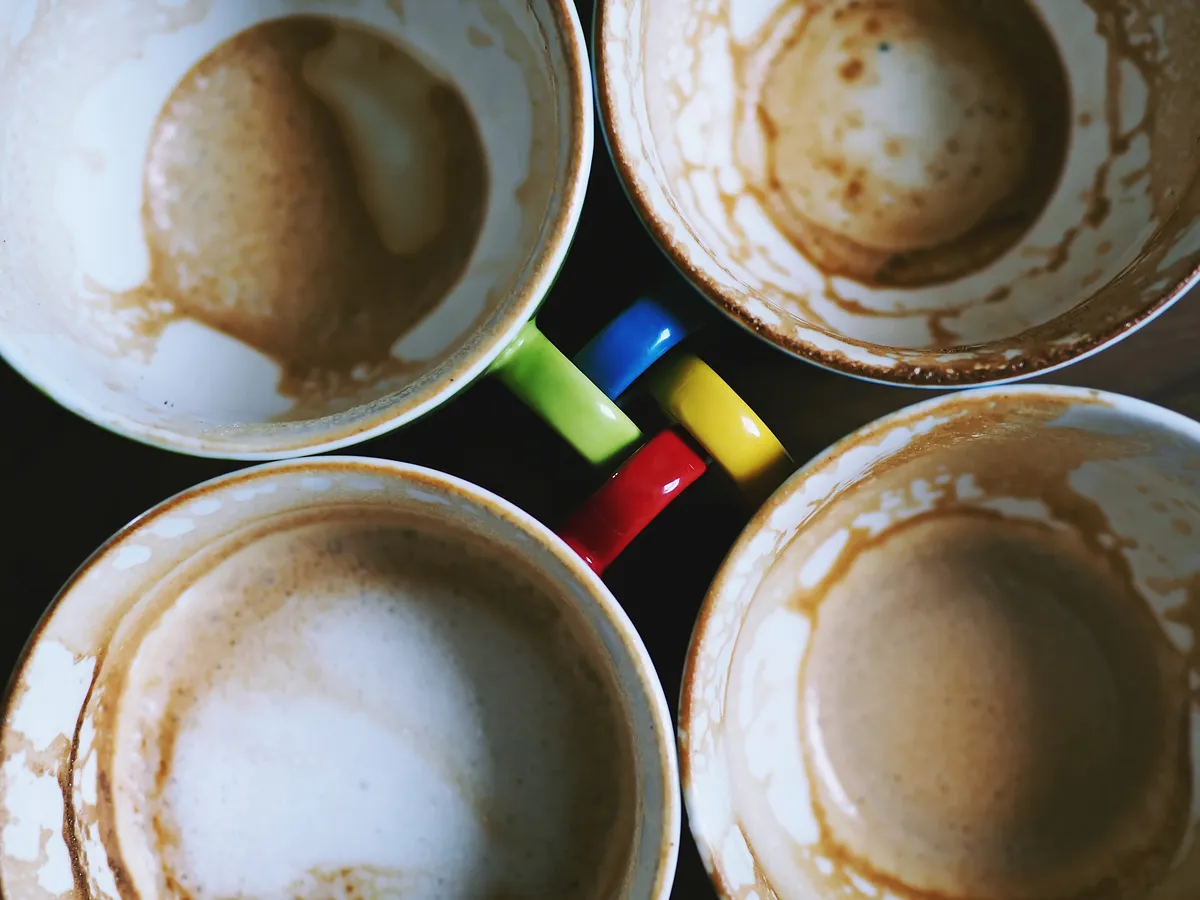 Koffeintúladagolás veszélyére figyelmeztető üres kávéscsészék