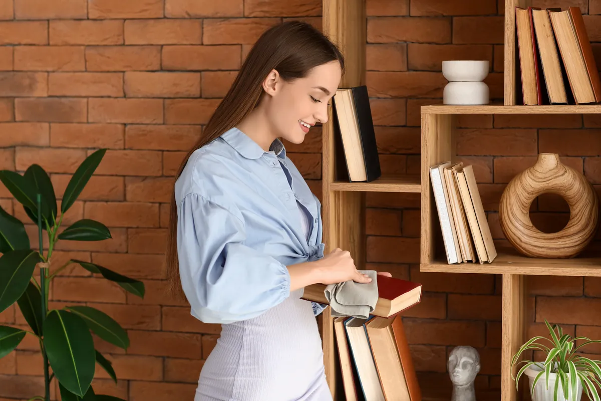 A könyvespolc és a könyvek tisztítása kéz a kézben jár