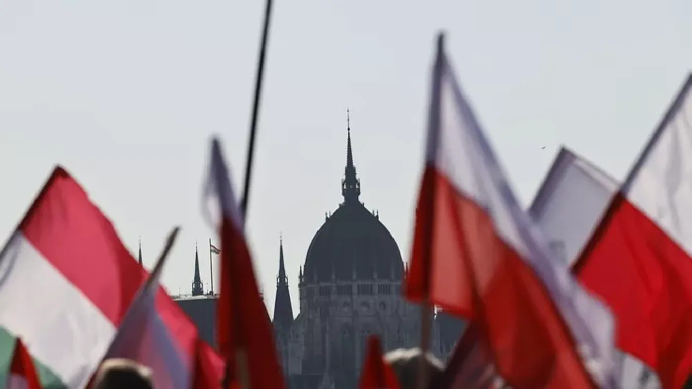 "A magyarok Istenére esküszünk" - Orbán Viktor már a Kossuth térről jelentkezett be