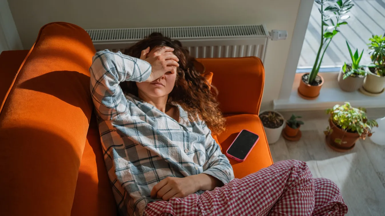 Folsavhiányban szenvedő nő fáradtan a kanapén fekve
