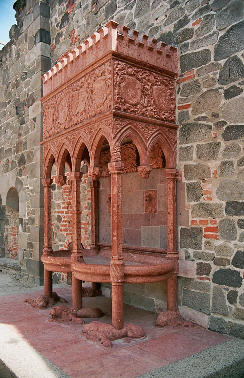 Az Oroszlános-kút a visegrádi Királyi Palota udvarán.