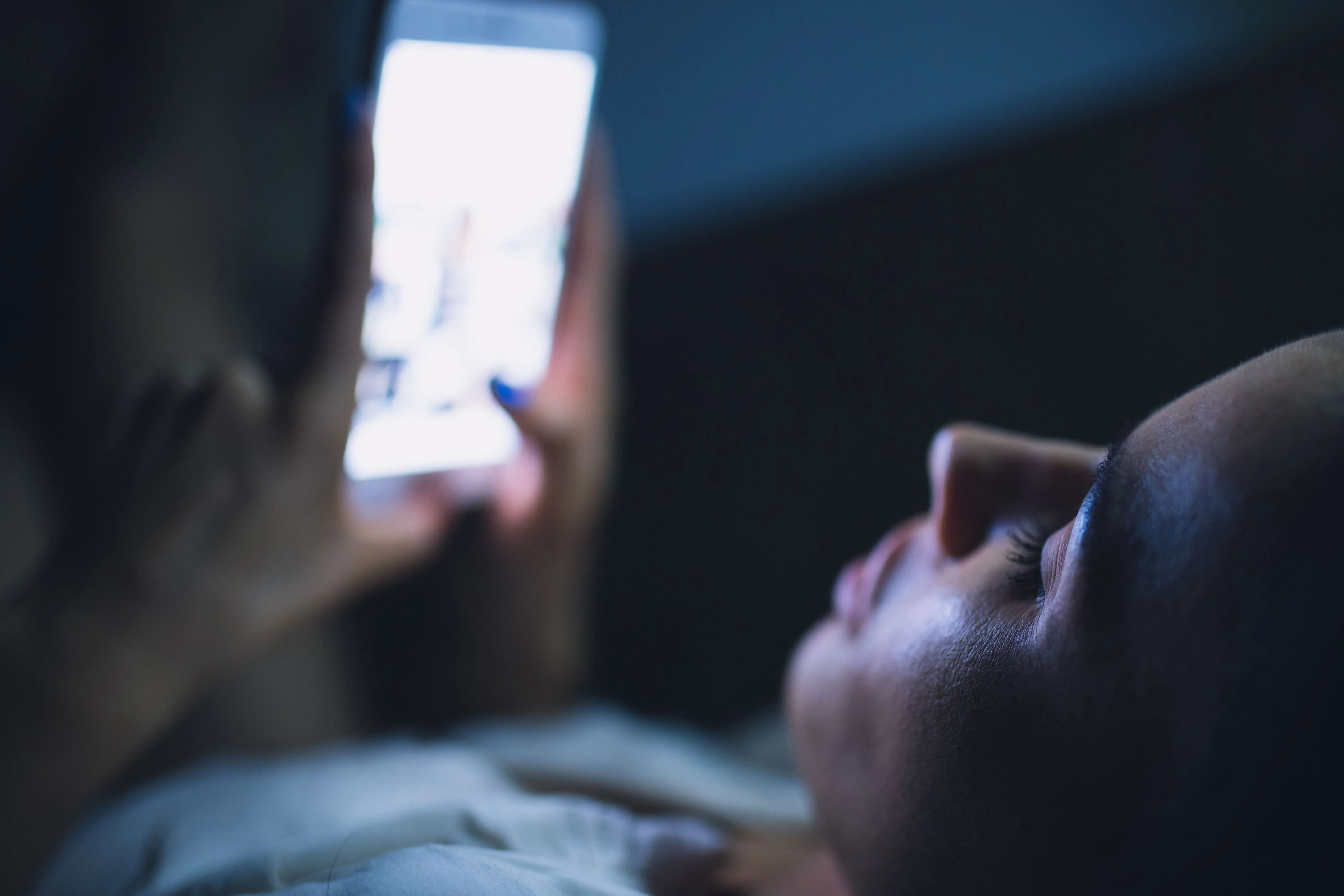 Ezt műveli az agyaddal az esti mobilozás