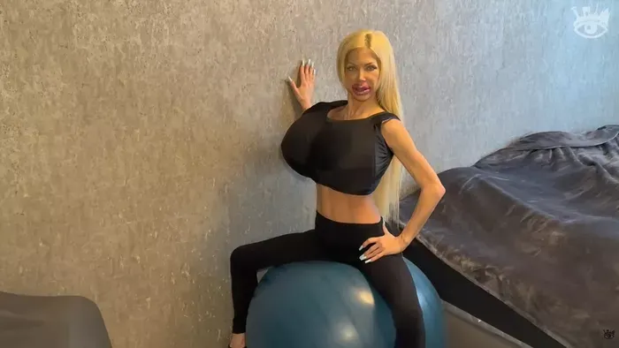 Baj Angelika a saját egészségét veszélyezteti a melleivel