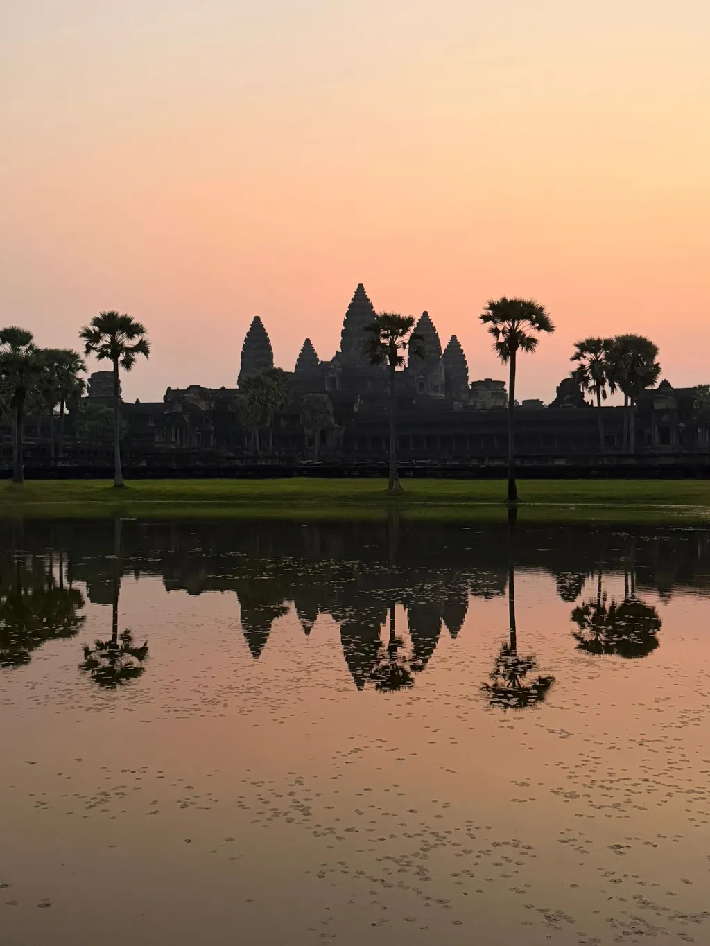 A kambodzsai Angkor Wat azon kevés templomok egyike, amelyet az egyébként régészként végzett Gergőék útba ejtettek. 