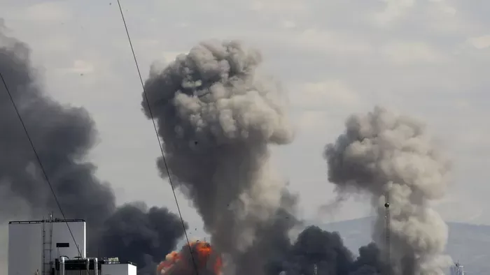 Irán a reptereket, hoteleket és a kikötőket is célba vette