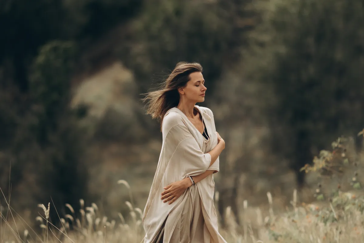 Mezőn sétáló fiatal nő a személyiségtesztben.